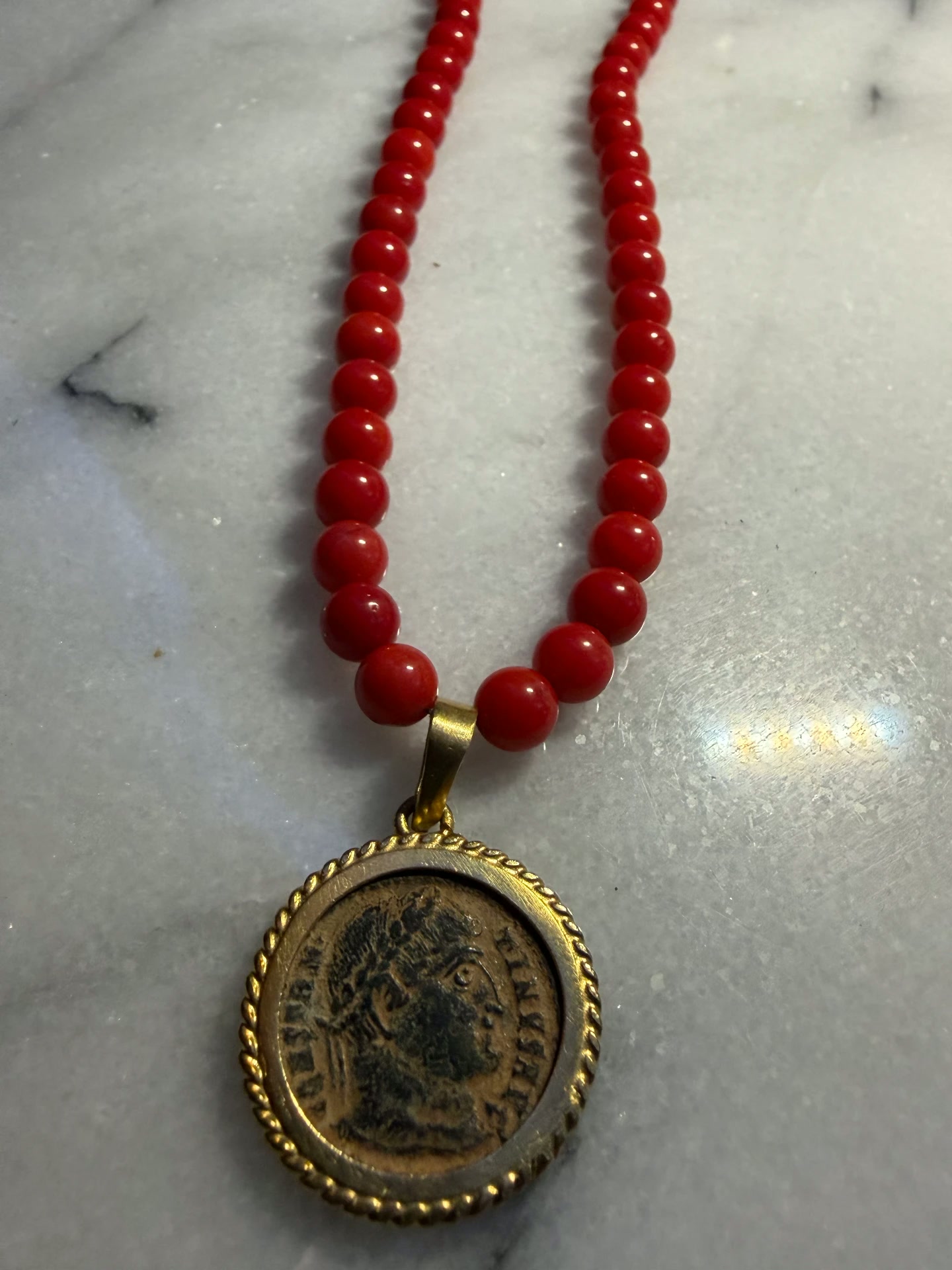 Collier de corail à médaille romaine